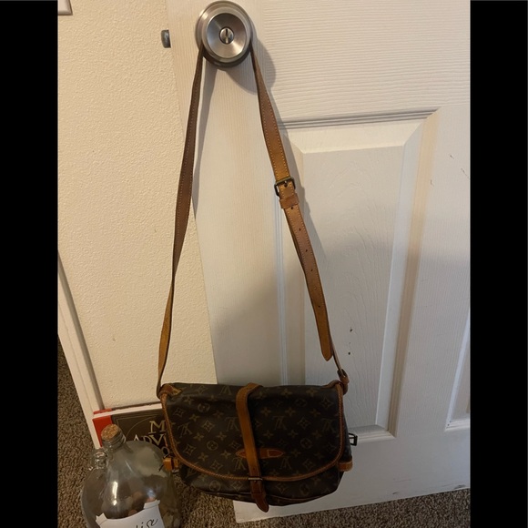 Louis Vuitton - Picture 4 of 5